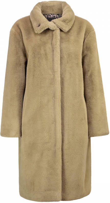 Claudia Str&#xE4, ter Mantel van imitatiebont met opstaande kraag